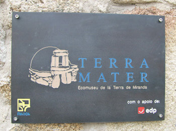 Placa identificativa do Ecomuseu Terra Mater, em Picote, escrita em língua mirandesa