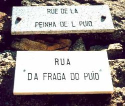 Placas toponímicas em mirandês e em português, colocadas pela Frauga numa rua de Picote
